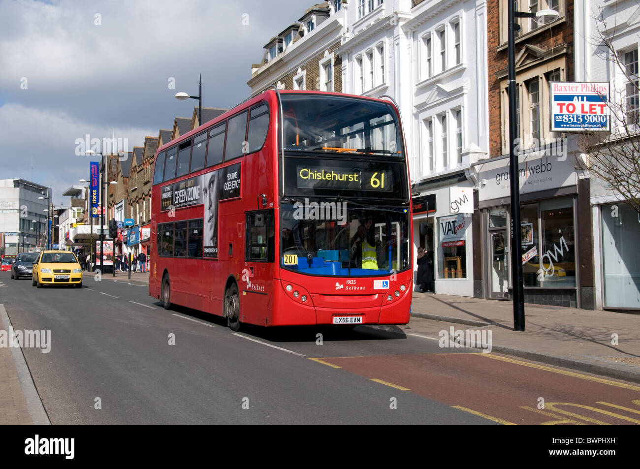 Eine rote Londoner Doppeldecker-Bus durch Division East London Bus Gruppe Selkent betrieben geht entlang Bromley High Street. Stockfoto