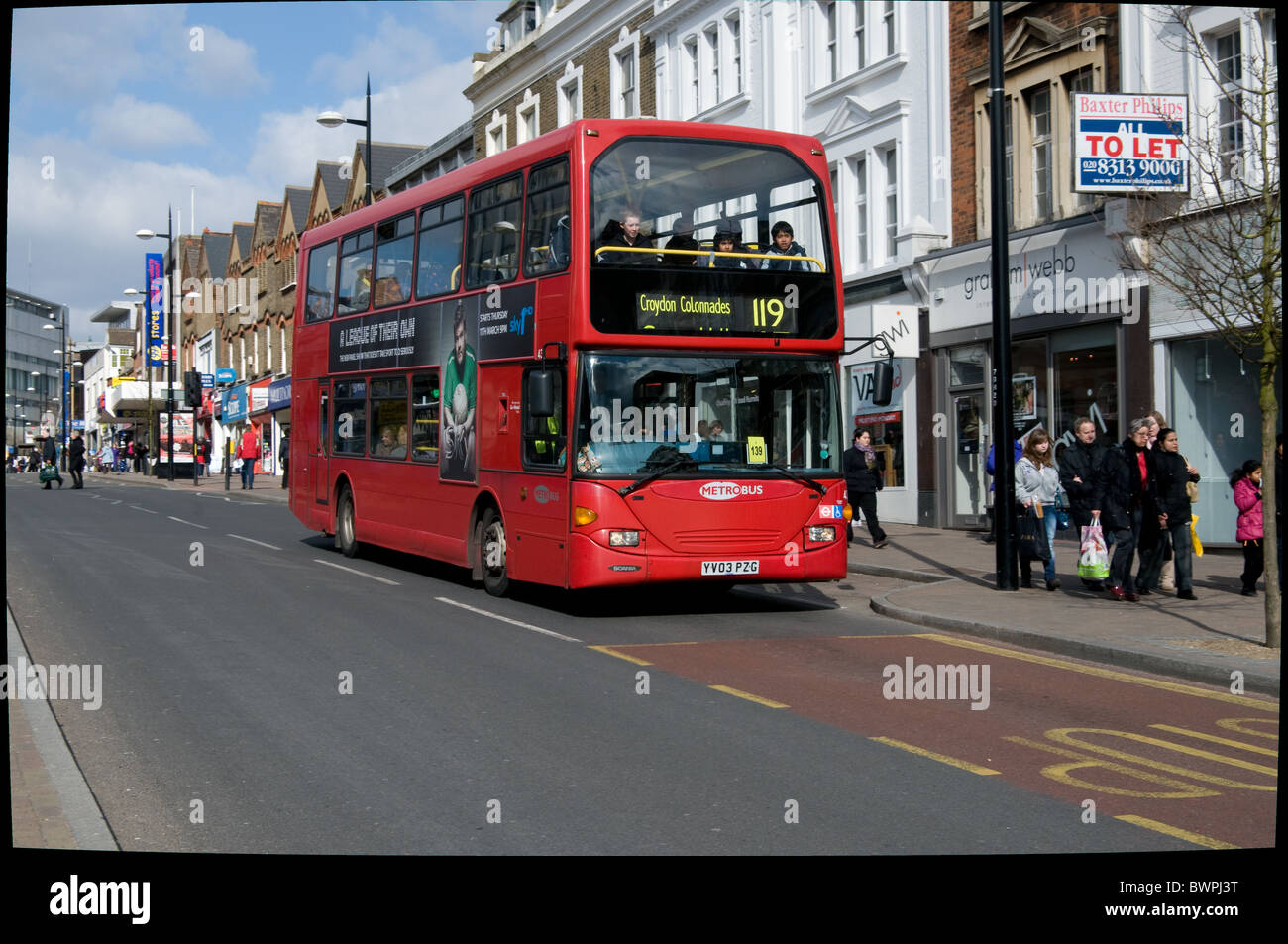 Ein rotes London Doppel-Bus betrieben von Metrobus, Bestandteil der Gruppe "grünes Licht" reist entlang Bromley High Street Stockfoto