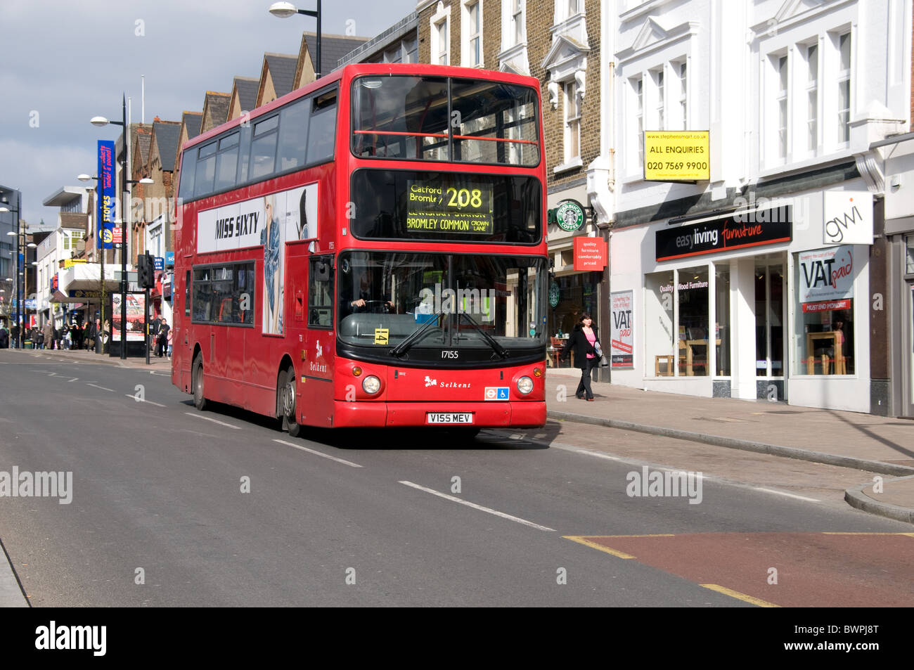 Ein roter Londoner Bus betriebene Division East London Bus Gruppe Selkent verläuft entlang Bromley High Street. Stockfoto