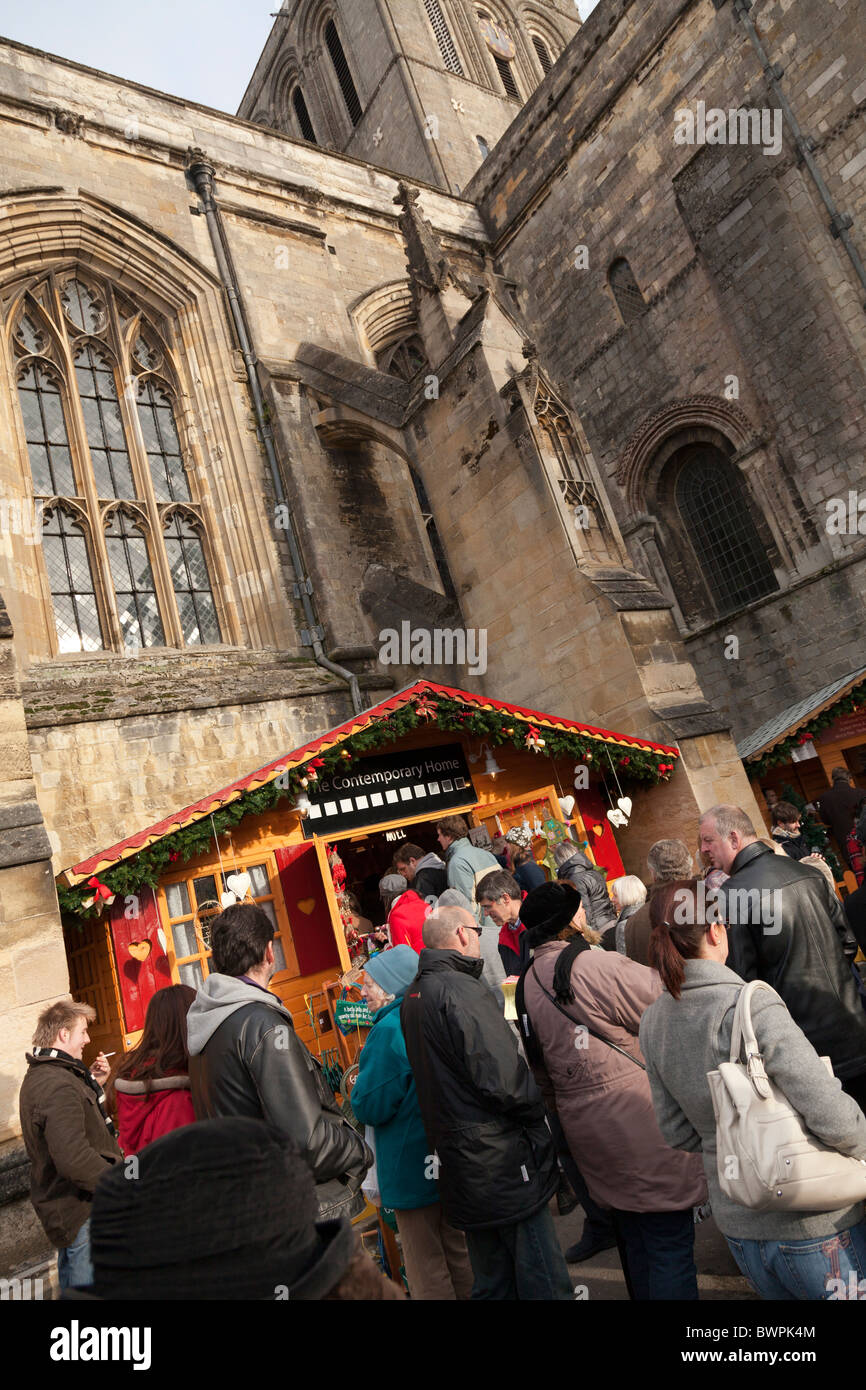 Massen viel Spaß beim Einkaufen auf Weihnachten Markt bu der Kathedrale von Winchester Stockfoto
