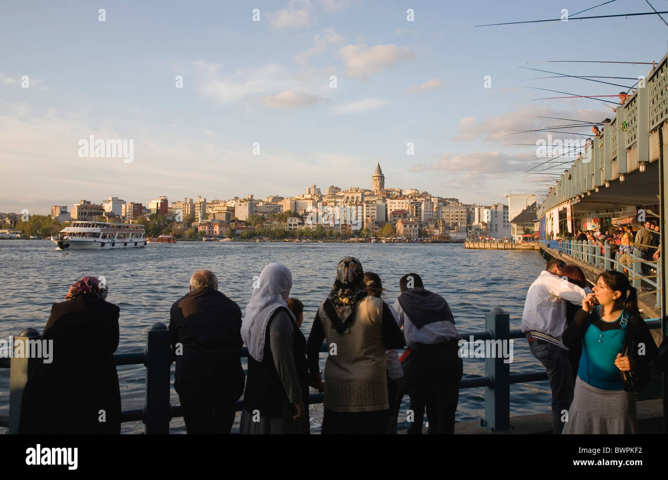 Türkei Istanbul Sultanahmet Blick Richtung Galata-Turm mit Männer Angeln vom Galata-Brücke am Goldenen Horn über Fisch-Restaurants. Stockfoto