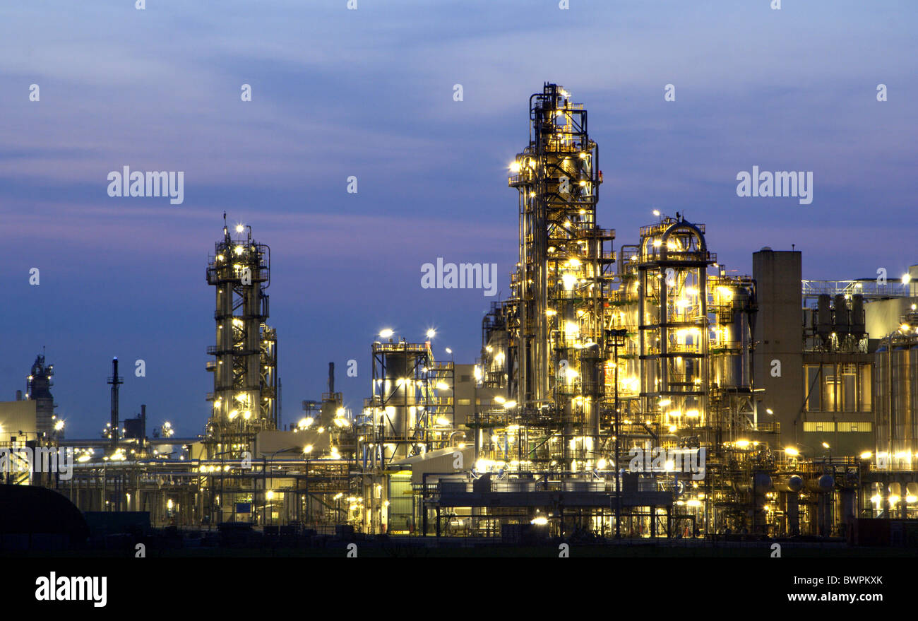 chemischen Industrie Österreichs - Fabrik Schwechat Abend Stockfoto