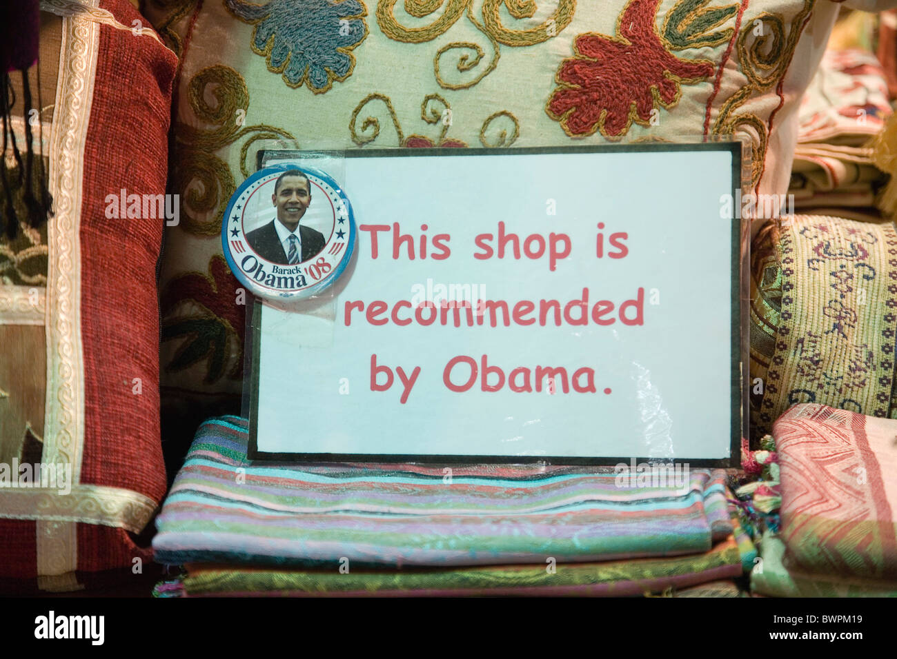Türkei Istanbul Sultanahmet Shop Werbung mit Präsident Obama Bild als Empfehlung in The Spice Bazaar Stockfoto