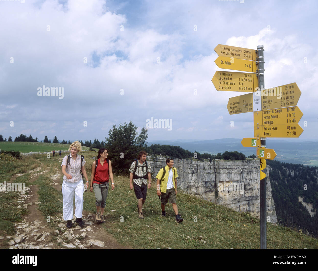 Schweiz Europa Creux Du Van Kanton Neuenburg Jura-Gebirge Gruppe Freunde Wanderer Wandern Trail Hiker spor Stockfoto