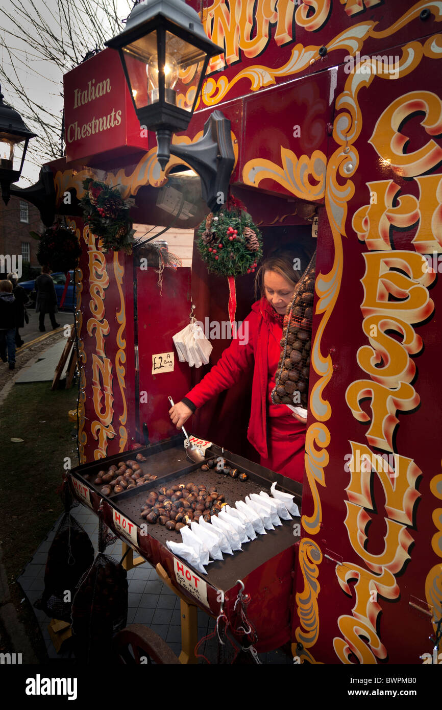 heißer gerösteten Kastanien Verkäufer auf Weihnachtsmarkt Stockfoto