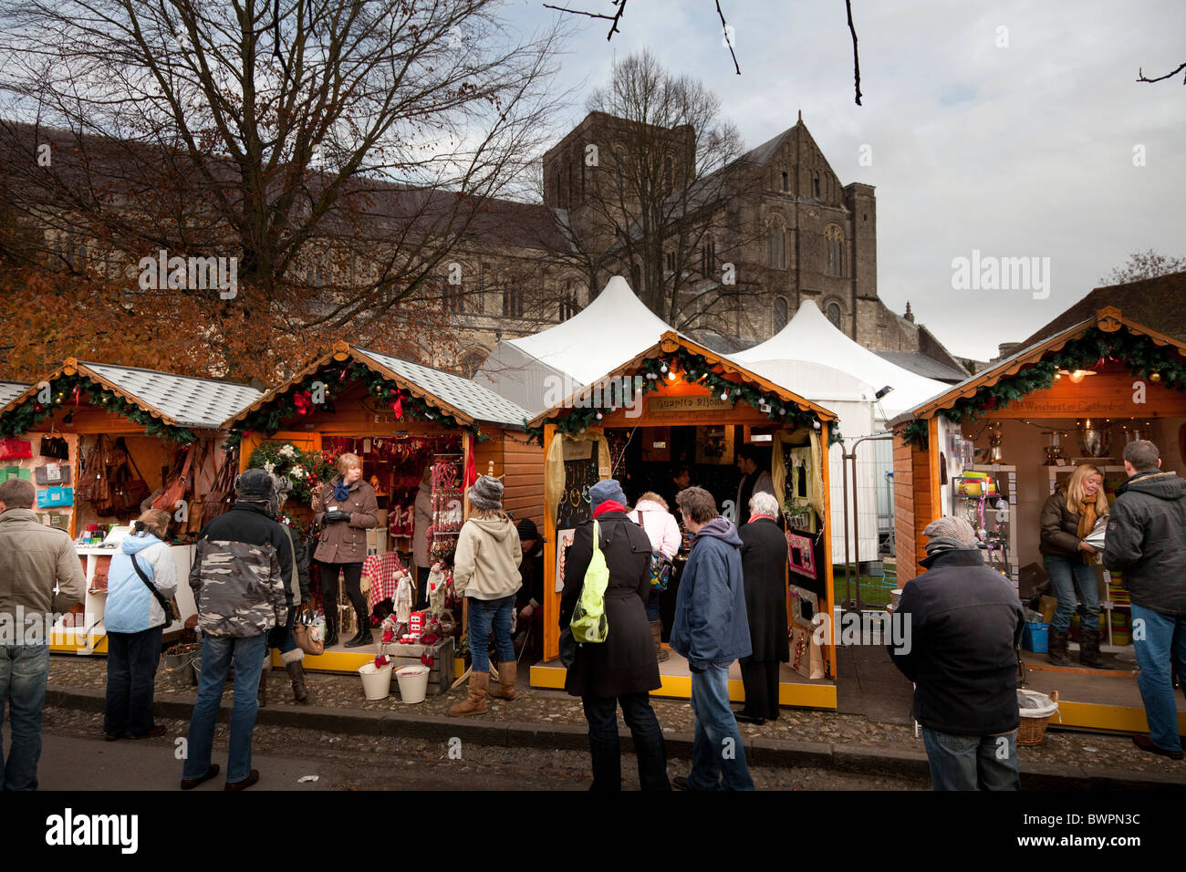 Massen viel Spaß beim Einkaufen auf Weihnachten Markt bu der Kathedrale von Winchester Stockfoto