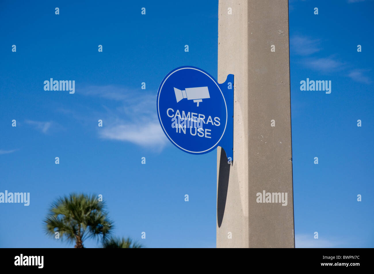Kameras in verwenden Zeichen im Wal Mart Shopping Center Parkplatz Gainesville Florida Stockfoto