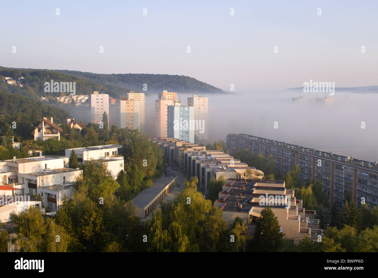 Bratislava - Behausung im Herbst Nebel Stockfoto