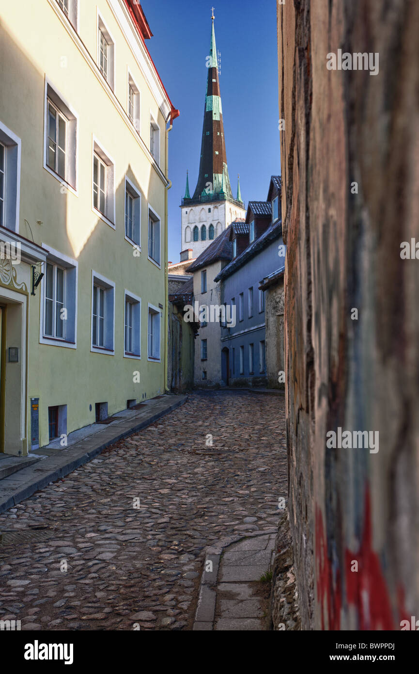 Alte Straße in Tallinn Estland mit gepflasterten Straße und die alte Kirche Stockfoto