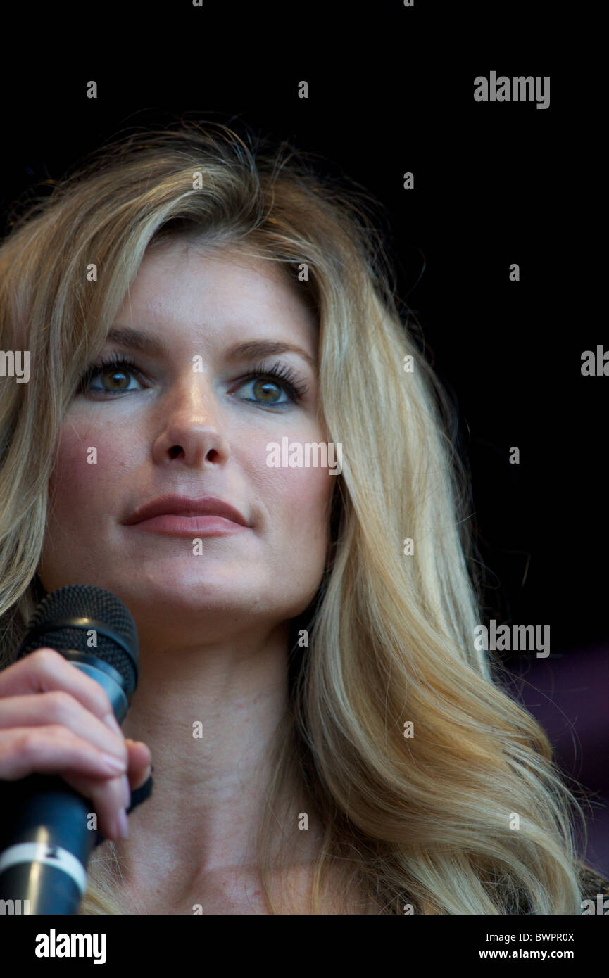 Model Marisa Miller spricht für Fußball-Fans in der NFL-Kundgebung am Trafalgar Square in London am 30. Oktober 2010, in Vorbereitung Stockfoto