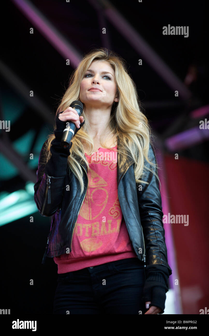Model Marisa Miller spricht für Fußball-Fans in der NFL-Kundgebung am Trafalgar Square in London am 30. Oktober 2010, in Vorbereitung Stockfoto