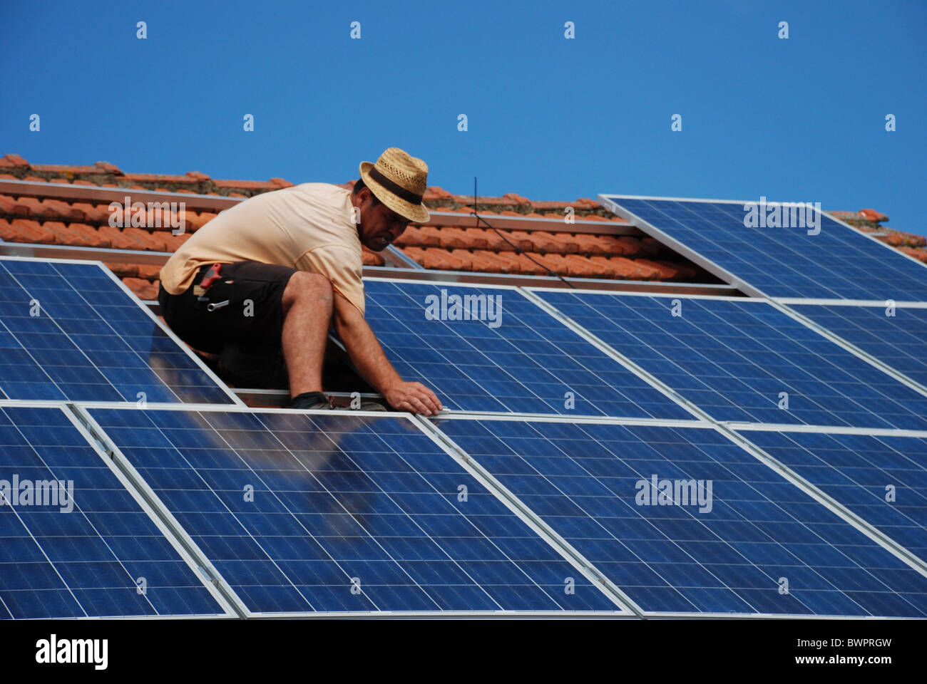 Installation einer Solaranlage Stockfoto