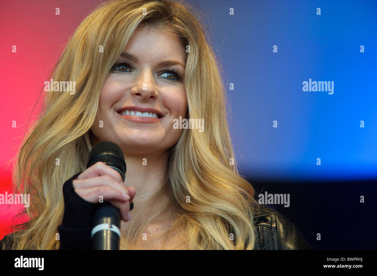 Model Marisa Miller spricht für Fußball-Fans in der NFL-Kundgebung am Trafalgar Square in London am 30. Oktober 2010, in Vorbereitung Stockfoto