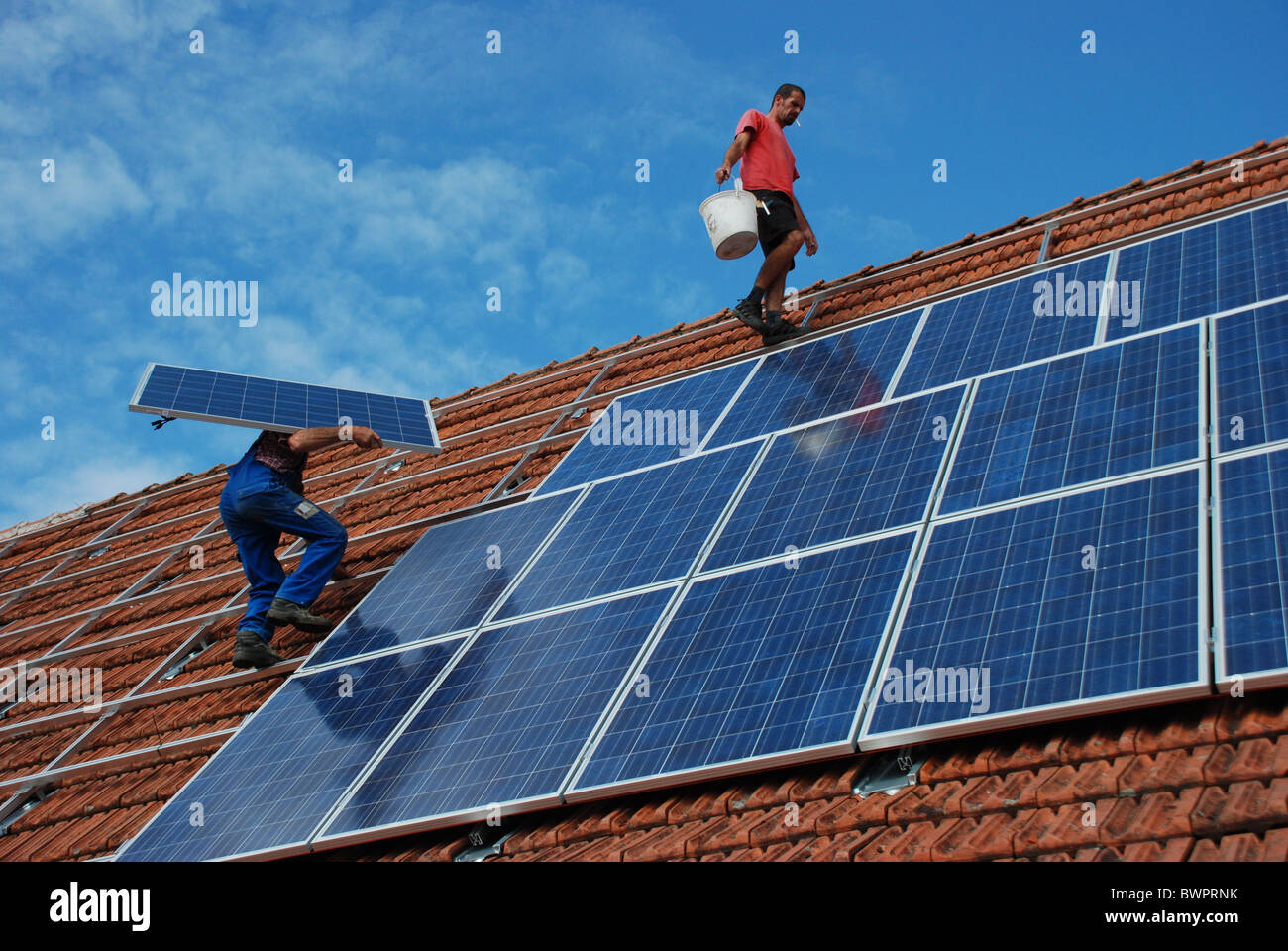 Installation einer Solaranlage Stockfoto