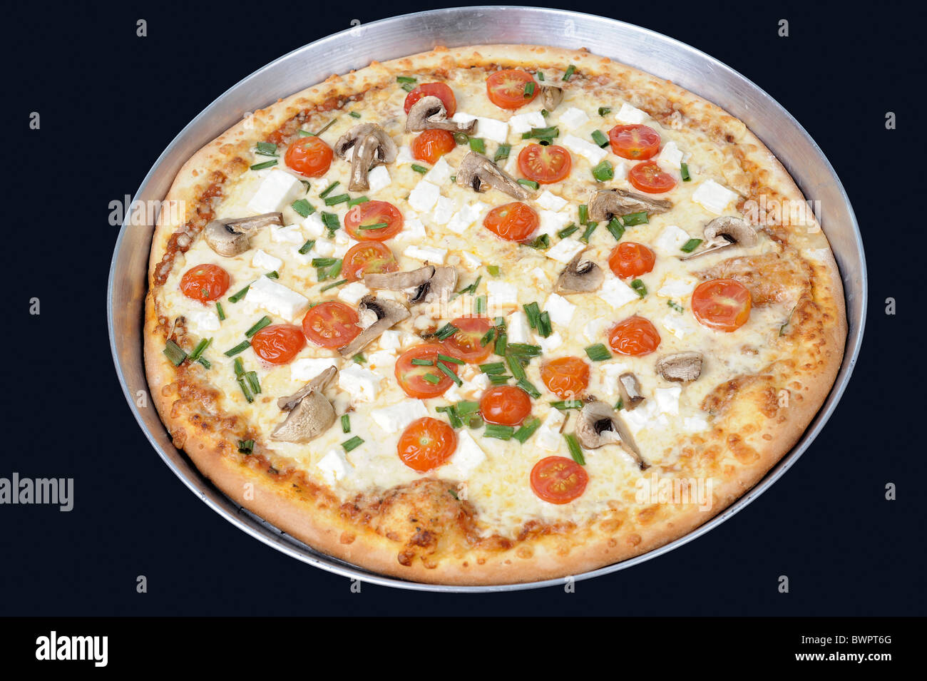 Ein Versuch von frisch gebackenen Tomaten Pizza auf schwarzen Hintergrund Stockfoto