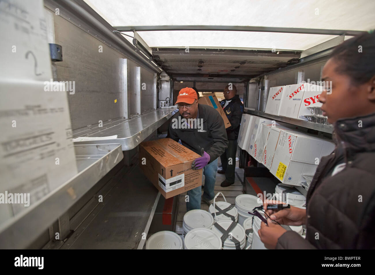 FedEx-Fahrer liefert Thanksgiving-Dinner für Familien in Not Stockfoto