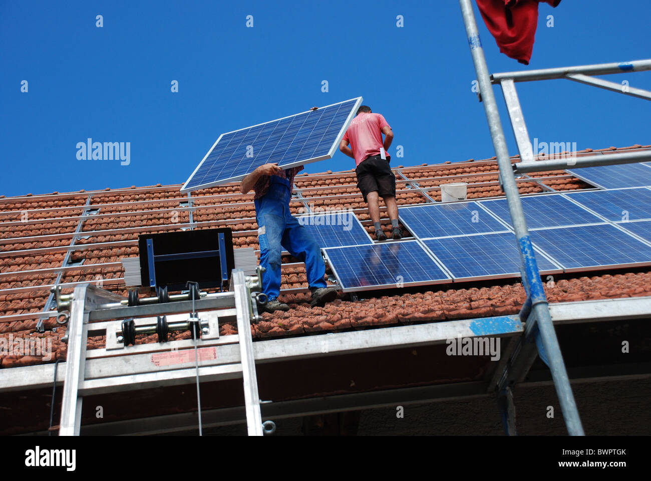 Installation einer Solaranlage Stockfoto
