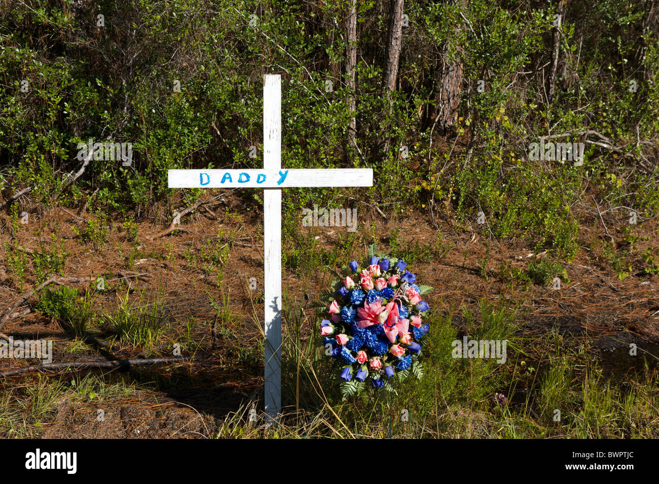 Ergreifende am Straßenrand Kreuz mit "Papa" drauf, US98, in der Nähe von Apalachicola, Florida, USA Stockfoto