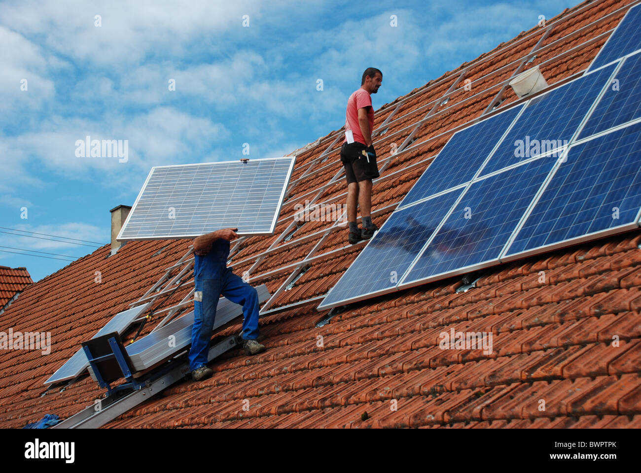 Installation einer Solaranlage Stockfoto