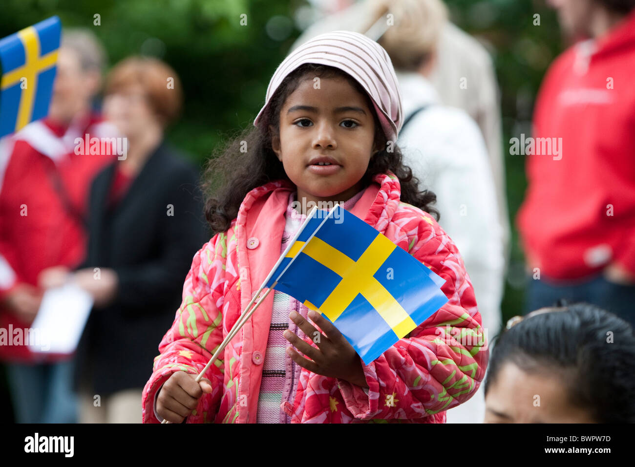 Kind mit schwedischen Flagge Stockfoto