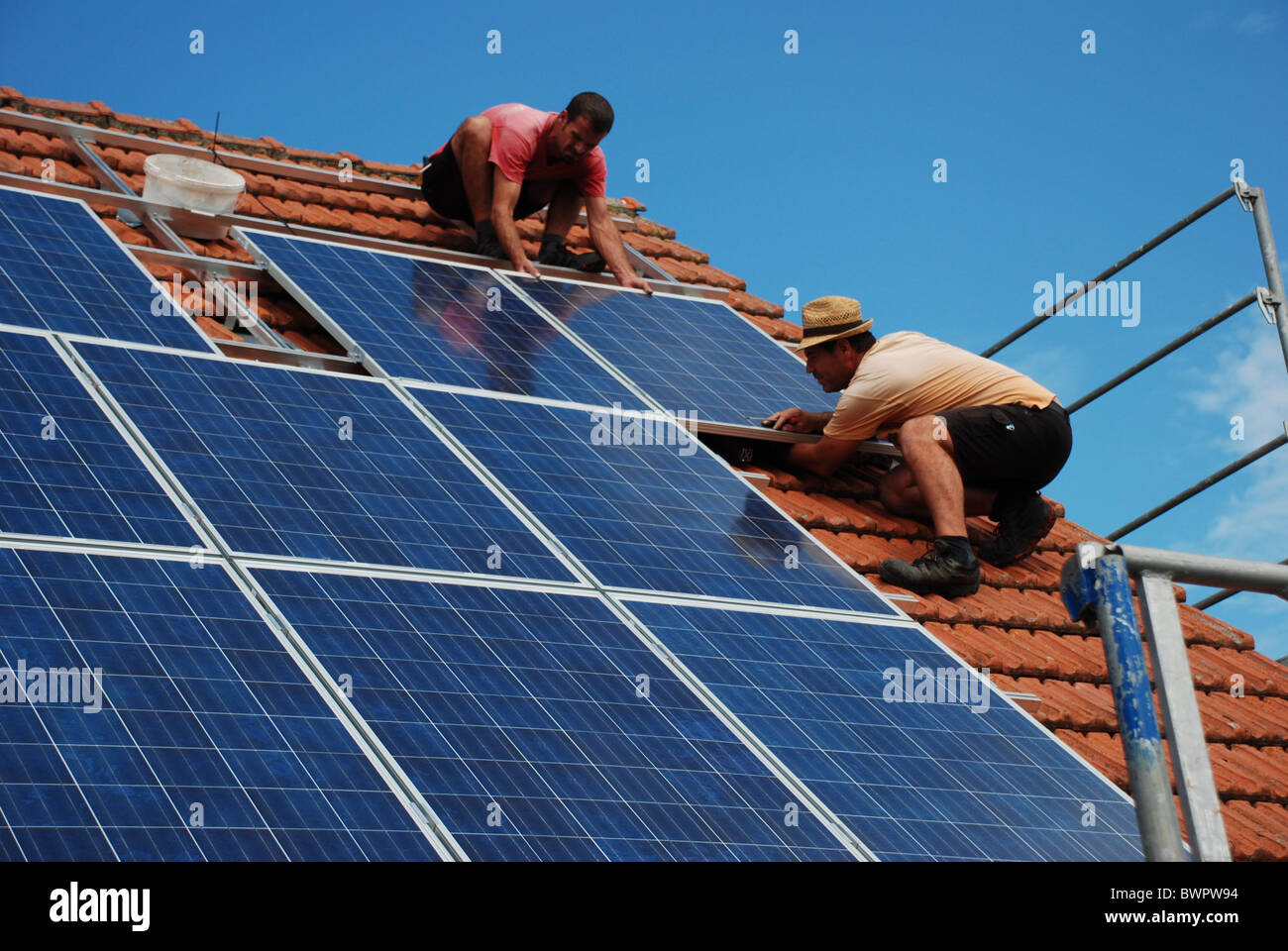 Installation einer Solaranlage Stockfoto