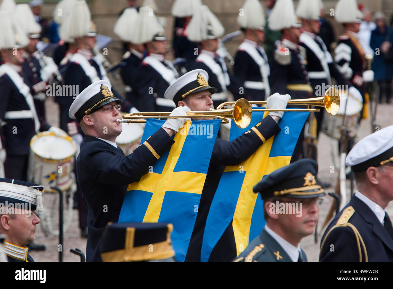 König von Schweden König Gustav XVI wird 64 Jahre und wird von den Bürgern außerhalb der Burg gefeiert Stockfoto