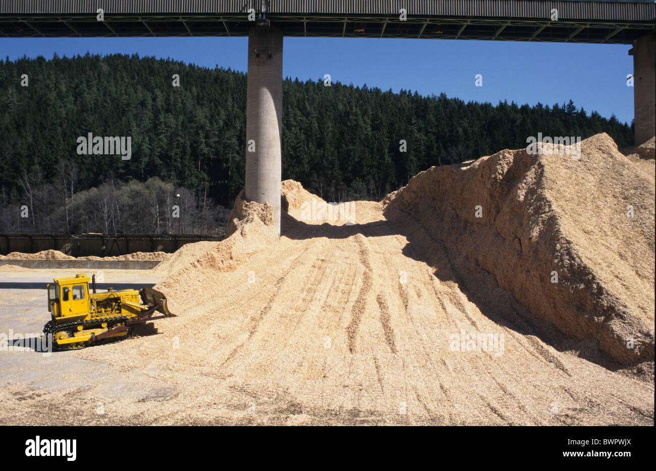 Säge Staub Sägemehl Hügel Industrie Bulldozer Maschine Holz Holz Sägewerk Brücke Verarbeitung Stockfoto