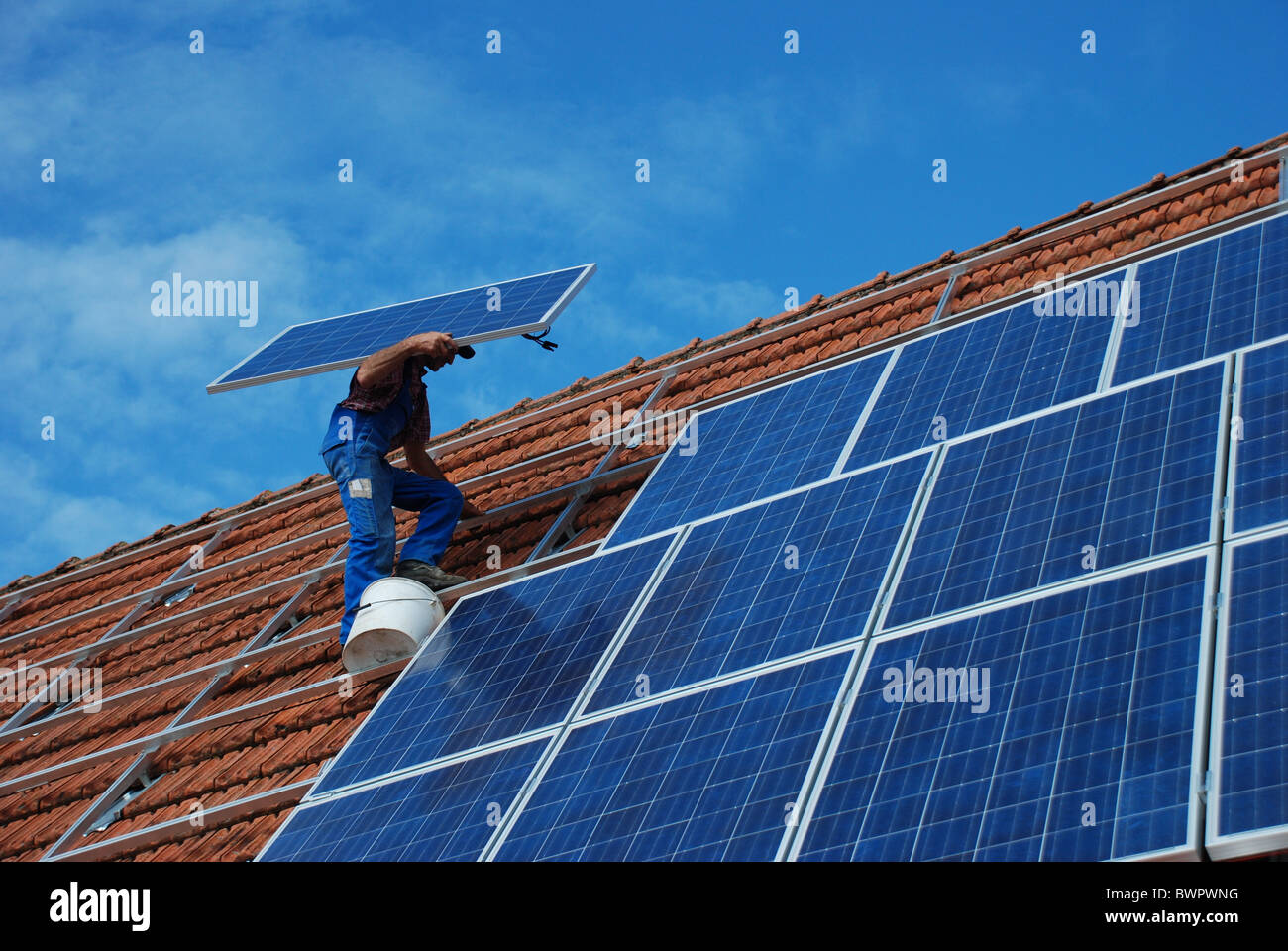 Installation einer Solaranlage Stockfoto