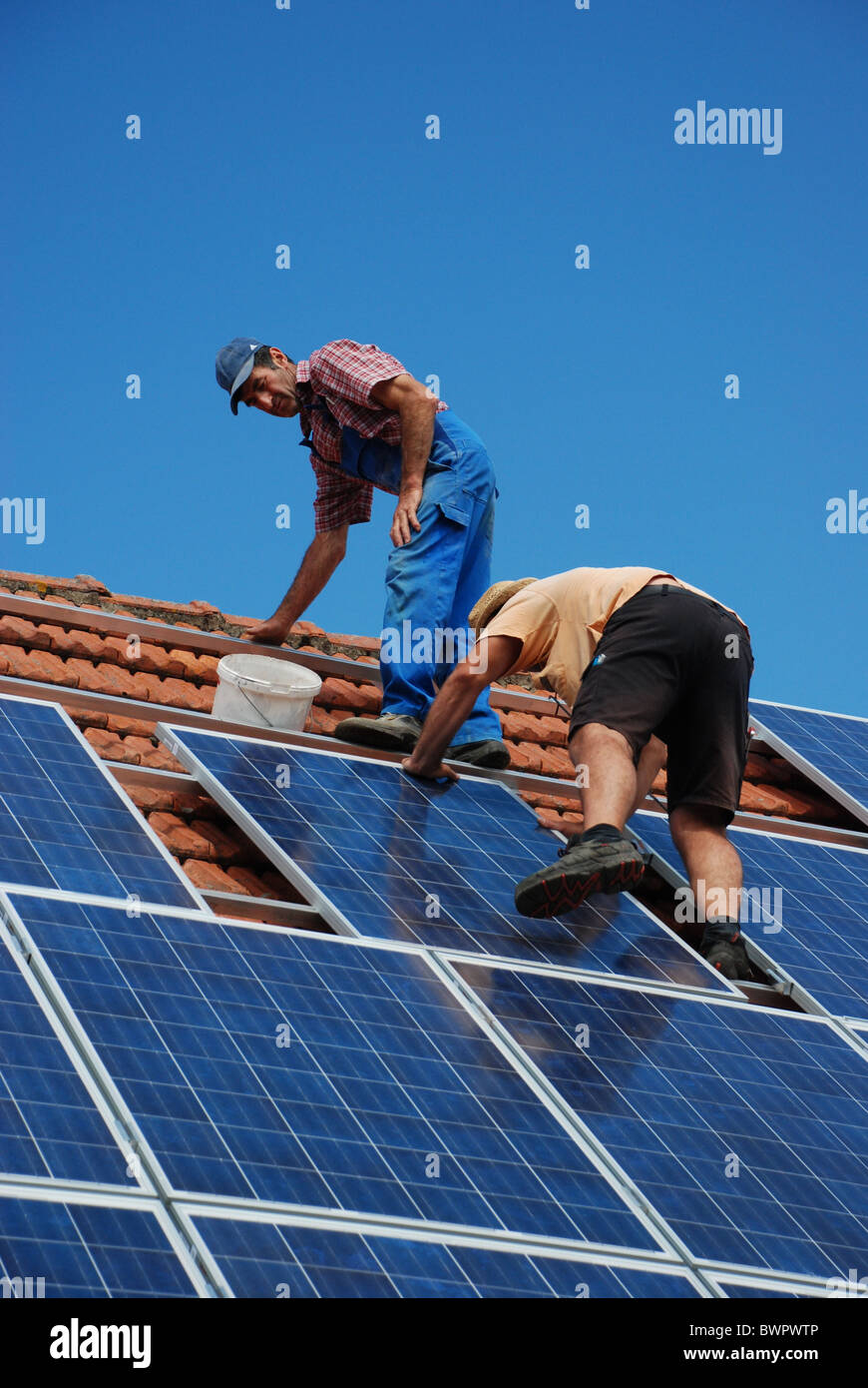 Installation einer Solaranlage Stockfoto