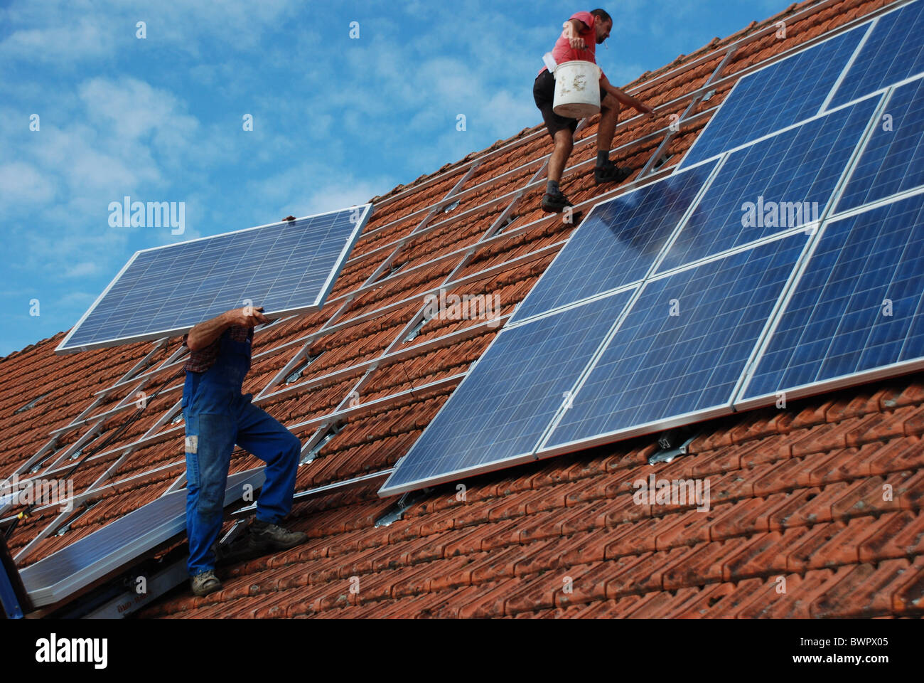 Installation einer Solaranlage Stockfoto