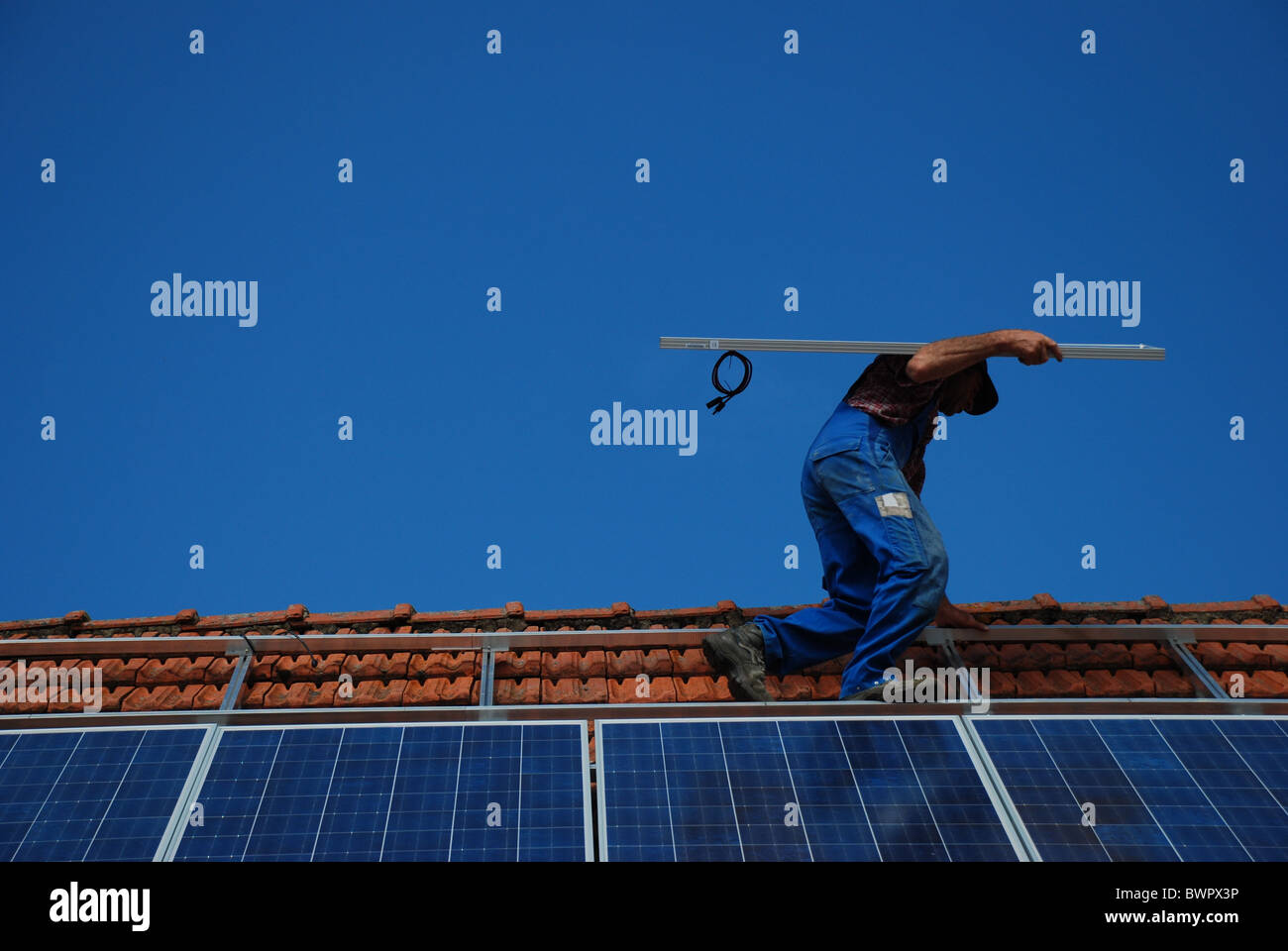 Installation einer Solaranlage Stockfoto