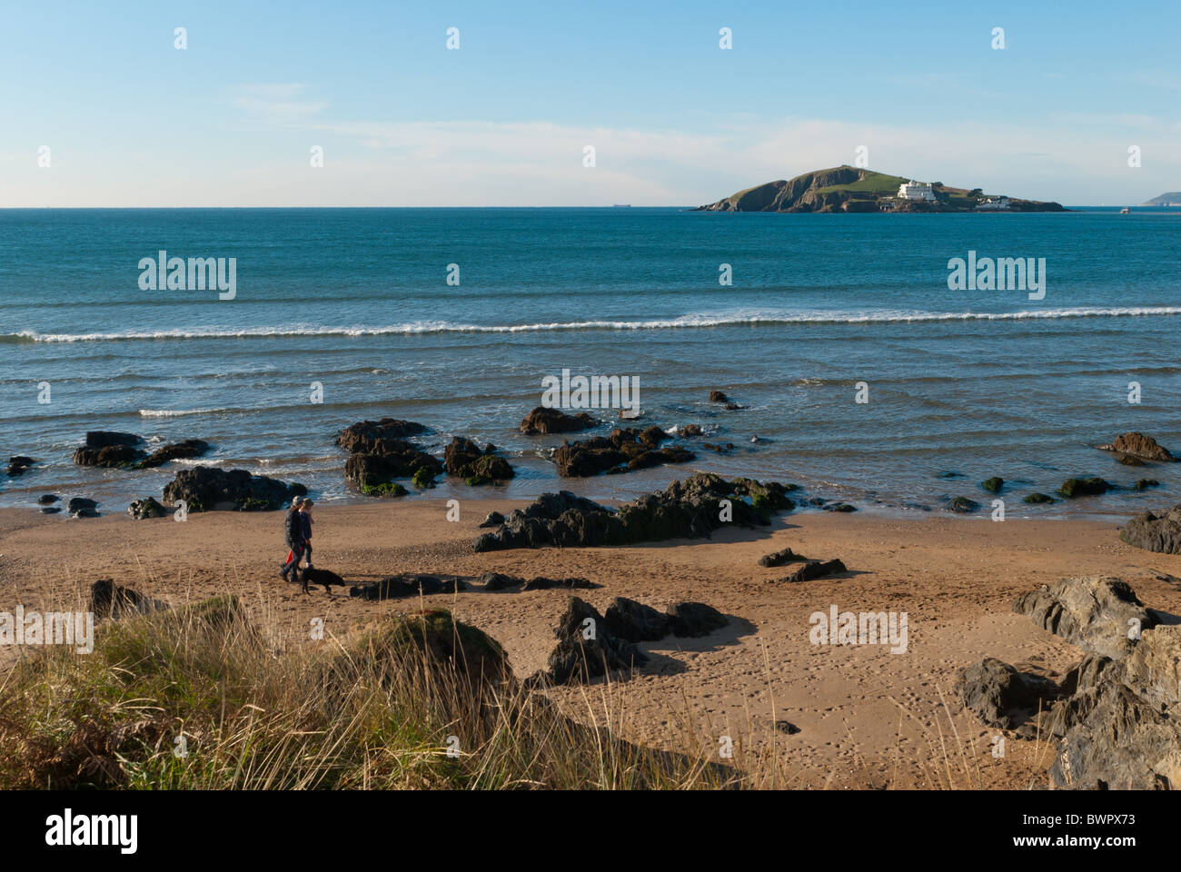 Menschen zu Fuß auf Größe Strand Blick auf Burgh Island Stockfoto