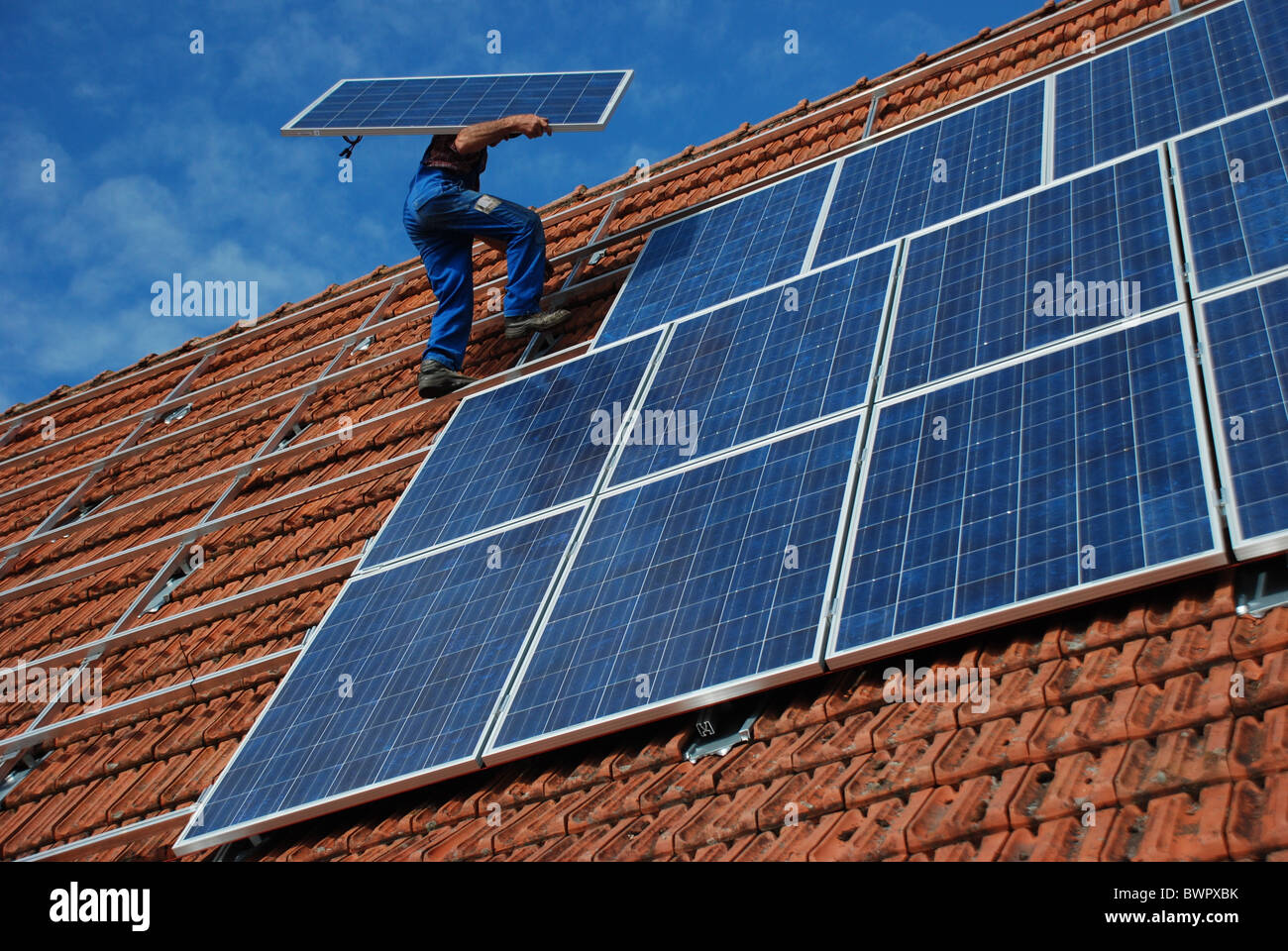 Installation einer Solaranlage Stockfoto