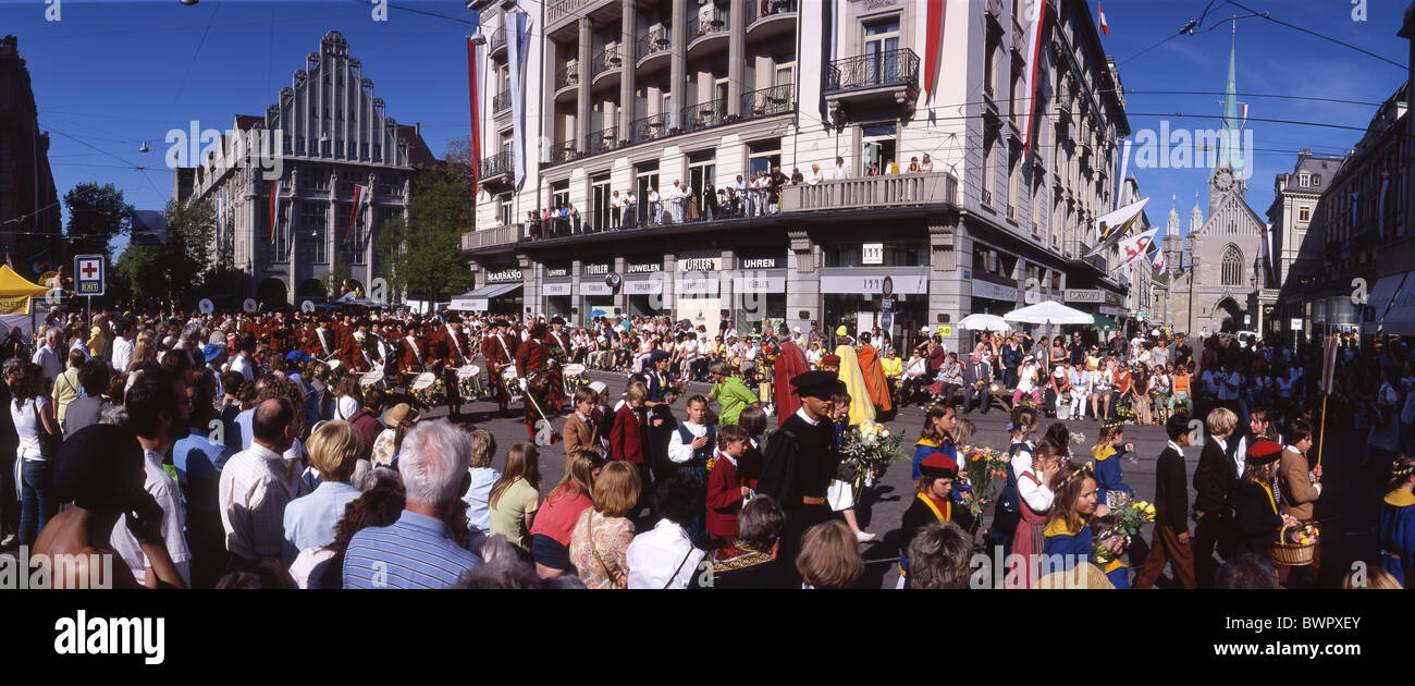 Schweiz Europa Zürich City Sechselauten Parade Trachten Nostalgie Zuschauer Menschen drängen sich str Stockfoto