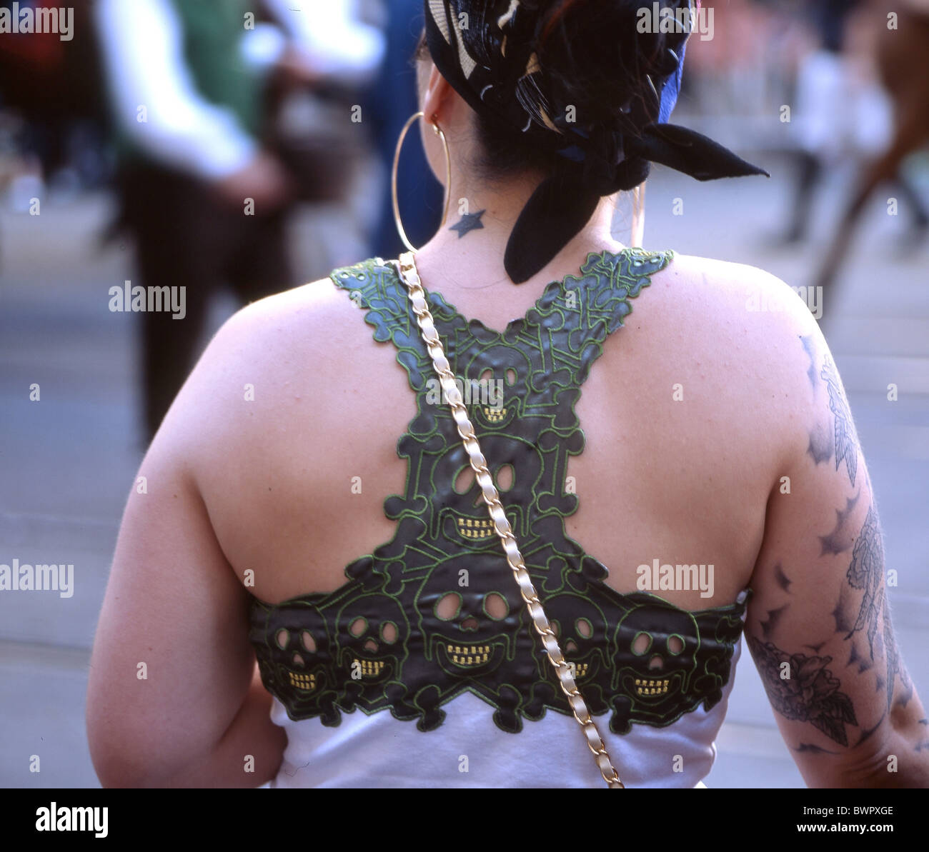 Schweiz Europa Frau Tuch Kleidung Schädel Mode von hinten zurück Sommer  Lifestyle tattoo Tätowierungen Stockfotografie - Alamy