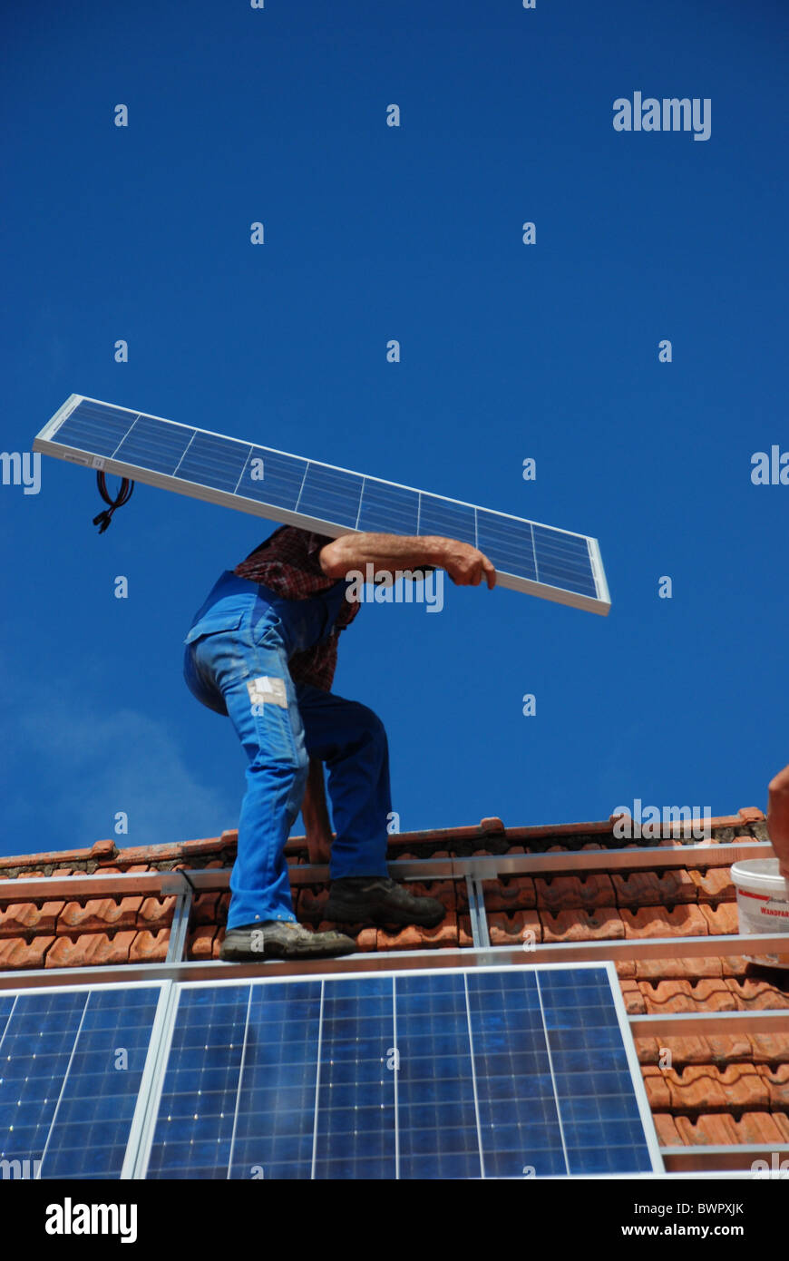 Installation einer Solaranlage Stockfoto