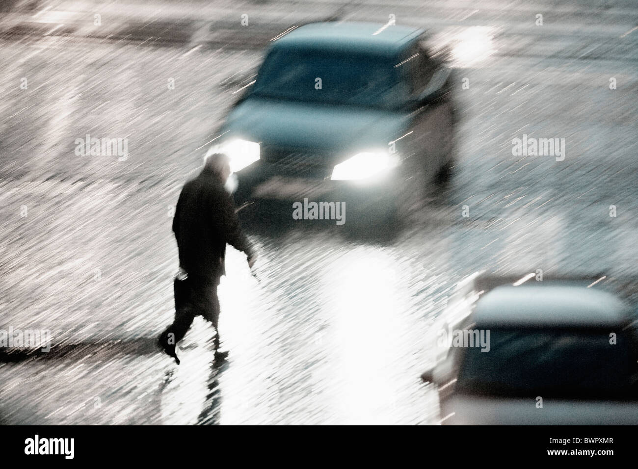 Auto Automobil Automobile Auto Autos City Crash Cross überqueren  Zebrastreifen Gefahr gefährlich gefährlich Dange Stockfotografie - Alamy