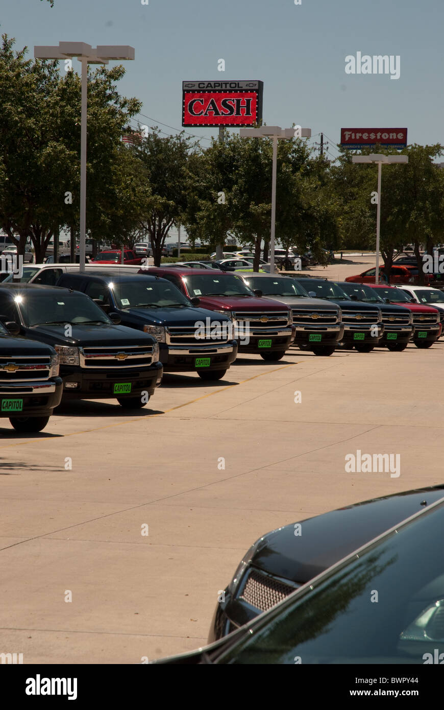 Neue Fahrzeuge geparkt in Folge bei einem Ford-Händler in Austin, Texas, USA Stockfoto