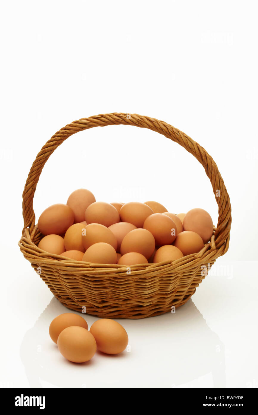Frische Eier in einem Korb Stockfoto