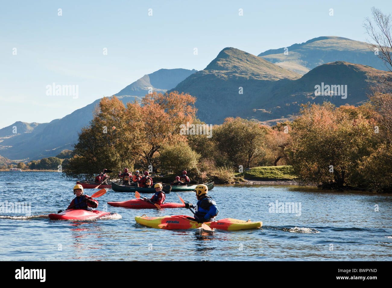 Junge Menschen lernen, Kanufahren in Kajaks auf Llyn Padarn See in Llanberis, Gwynedd, Nordwales, Padarn Country Park, UK. Stockfoto