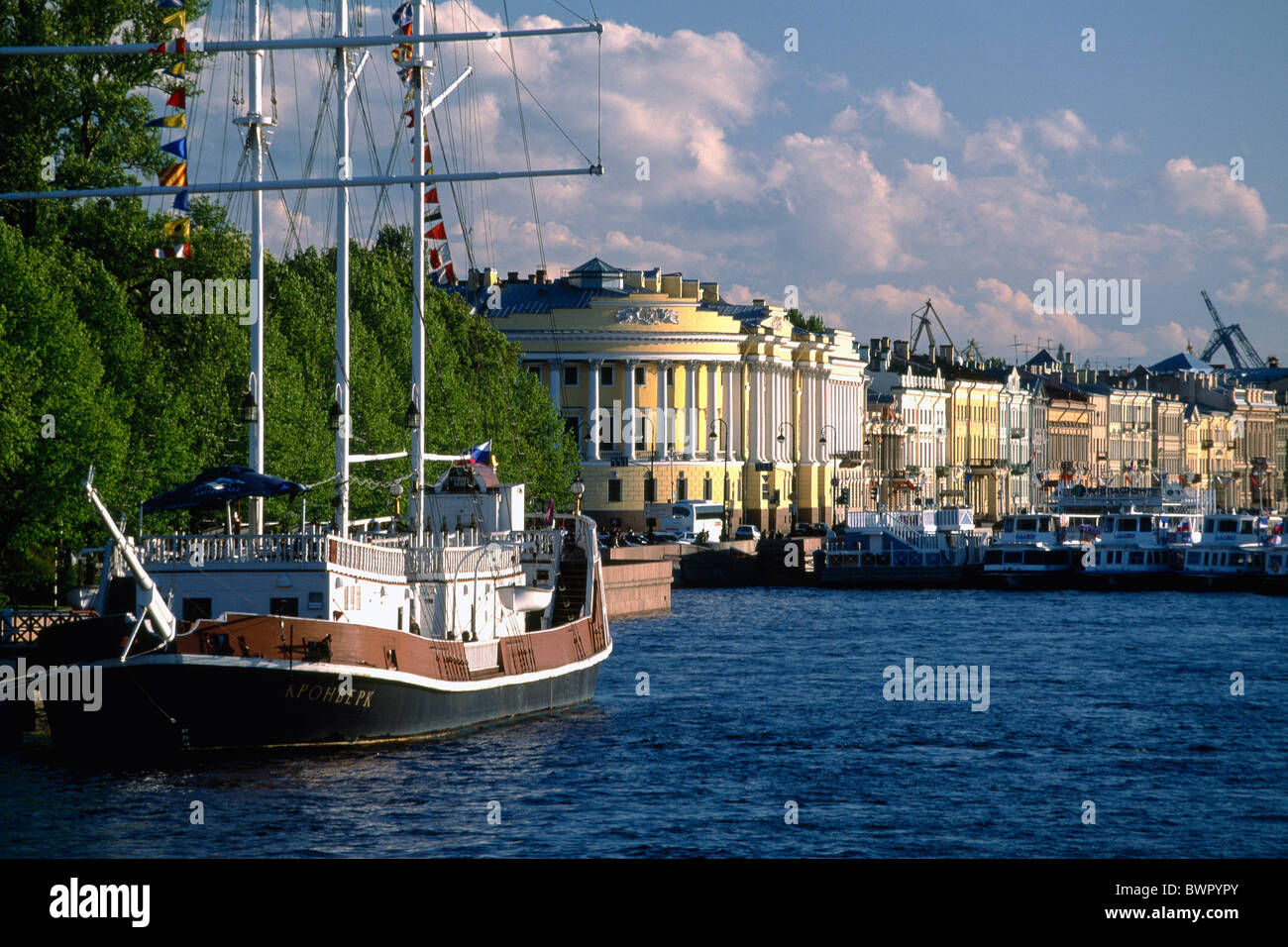 Russland Sankt Petersburg Fluss Newa in der Nähe von Dekabristen Square Anlegestelle Schiff Botas Schiffe Stadt Stadt Europas Stockfoto