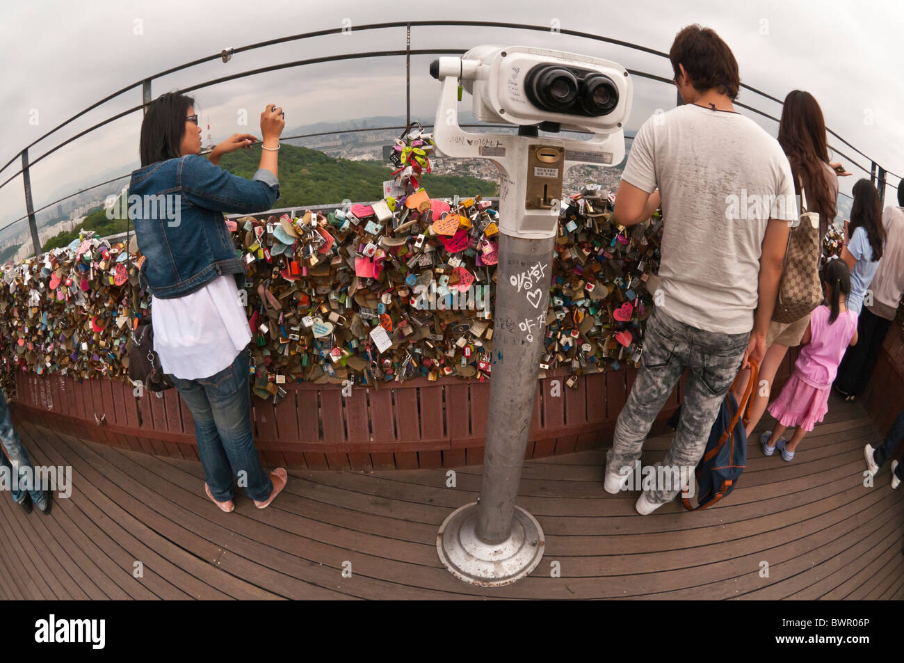 Aussichtsplattform an der Basis der N Seoul Tower, Namsan Tower, mit Liebe Vorhängeschlösser, Seoul, Südkorea; Fischaugen-Bild Stockfoto