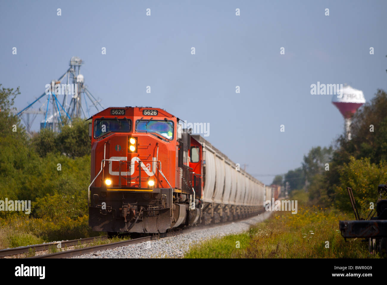 Ein Canadian National Güterzug rumpelt über die Iowa-Landschaft in der Nähe von Farley, IA. Stockfoto