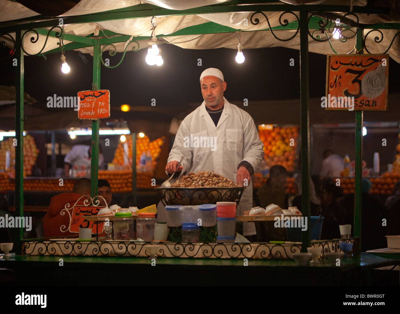 Gekochte Schnecken in der Suppe zu verkaufen, Djemma El Fna, Marrakesch, Marokko Stockfoto