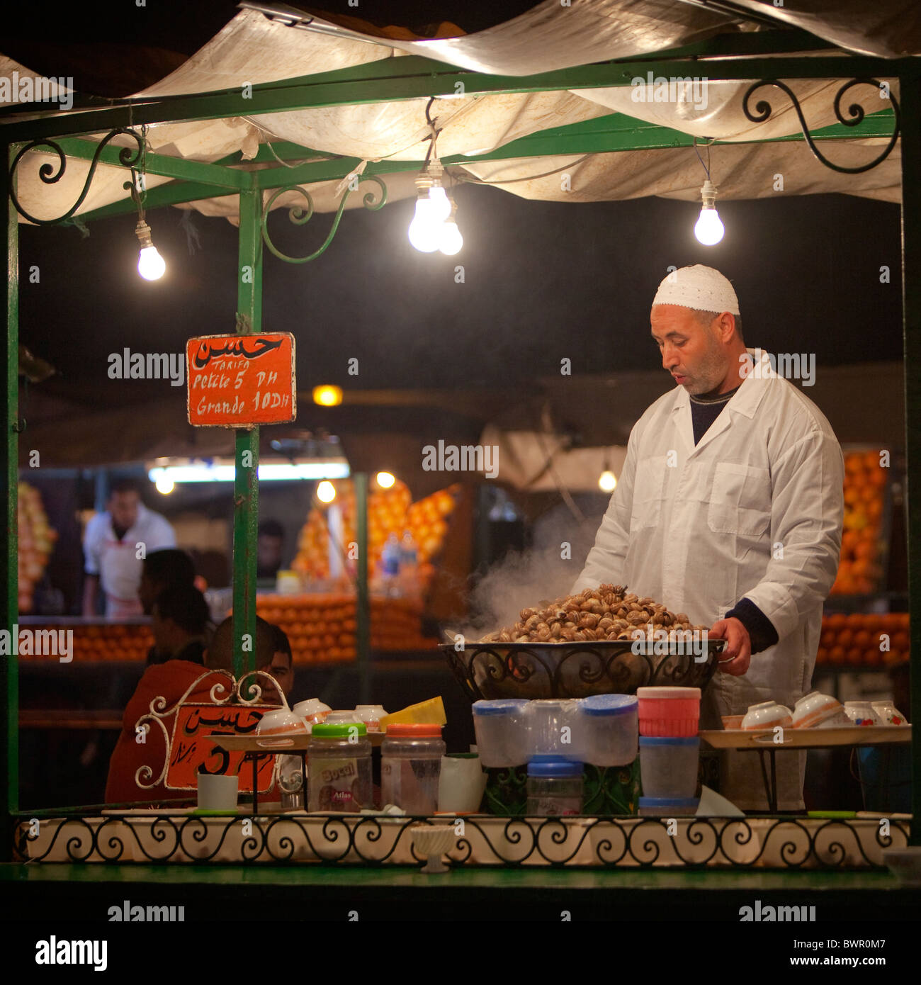 Gekochte Schnecken in der Suppe zu verkaufen, Djemma El Fna, Marrakesch, Marokko Stockfoto