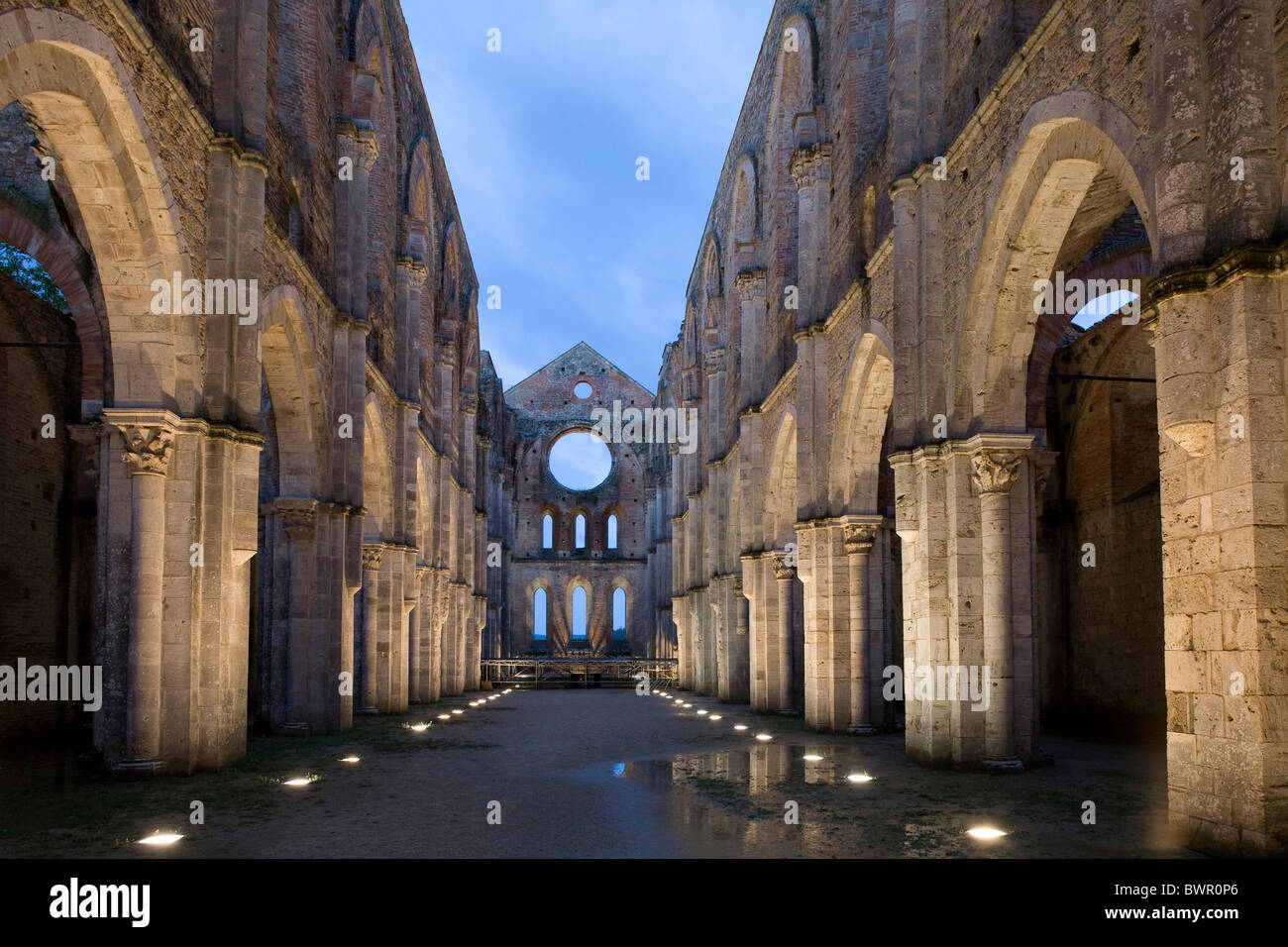 Italien Europa Toskana Toscana Abtei von San Galgano Kloster Ruine Ruinen gotischen Zisterzienserarchitektur alt Stockfoto
