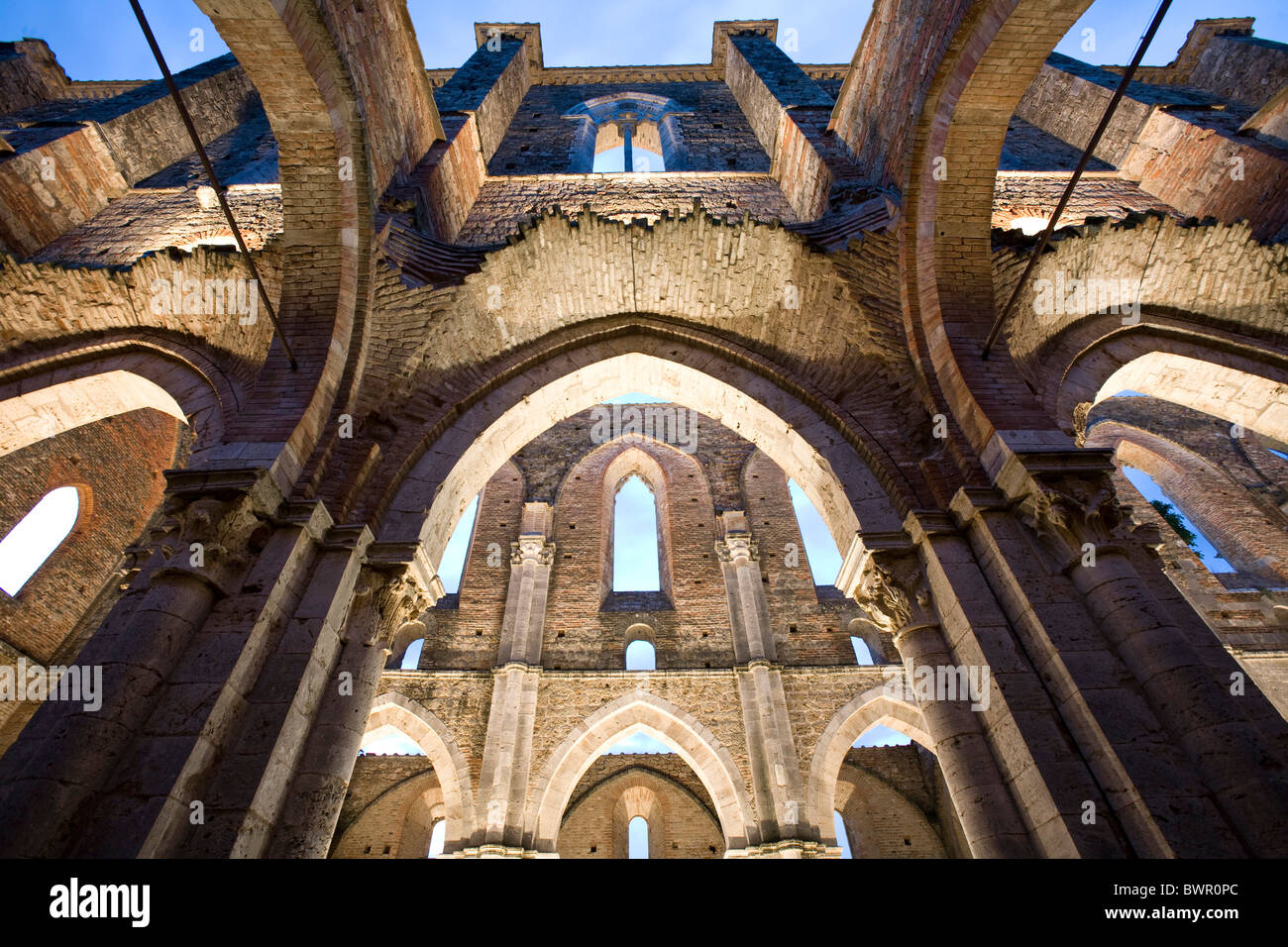 Italien Europa Toskana Toscana Abtei von San Galgano Kloster Ruine Ruinen gotischen Zisterzienserarchitektur alt Stockfoto