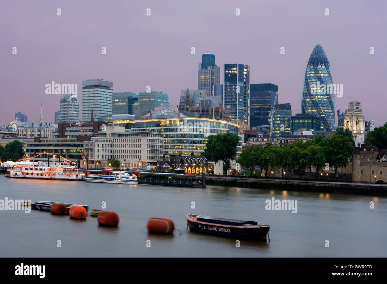 UK London Stadt Thames River Dawn Dämmerung am Abend Boote Skyline Wolkenkratzer Stadtmitte Vereinigtes Königreich Englan Stockfoto