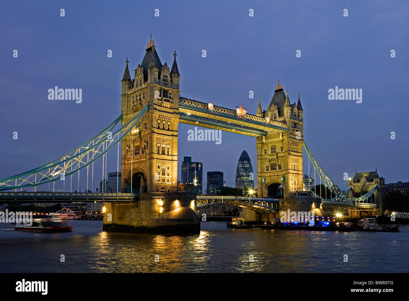 UK London Tower Bridge Wahrzeichen der Stadt bei Nacht beleuchtet abends Themse Vereinigtes Königreich England Europ Stockfoto