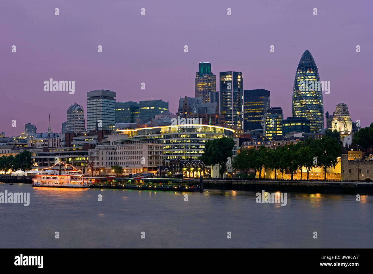 UK London Stadt Thames River Dawn Dämmerung am Abend Boote Skyline Wolkenkratzer Stadtmitte Vereinigtes Königreich Englan Stockfoto